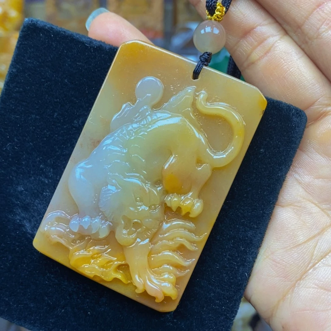 未镶嵌石英质玉（黄龙玉）颈饰
