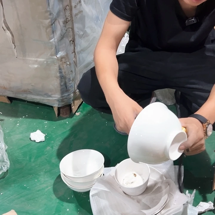 微瑕介意勿拍不退不换 纯白高脚6英寸面碗4只