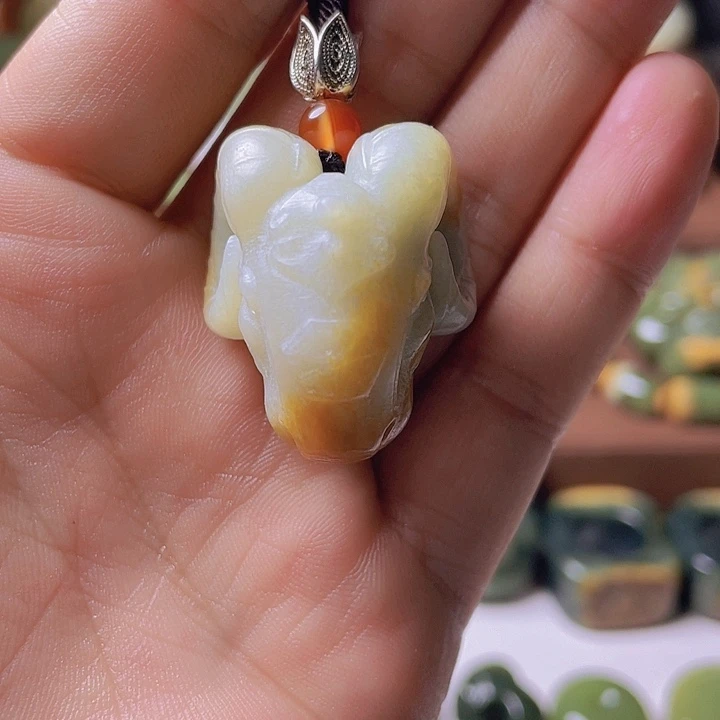 颈饰未镶嵌岫岩河磨玉（透闪石质玉）