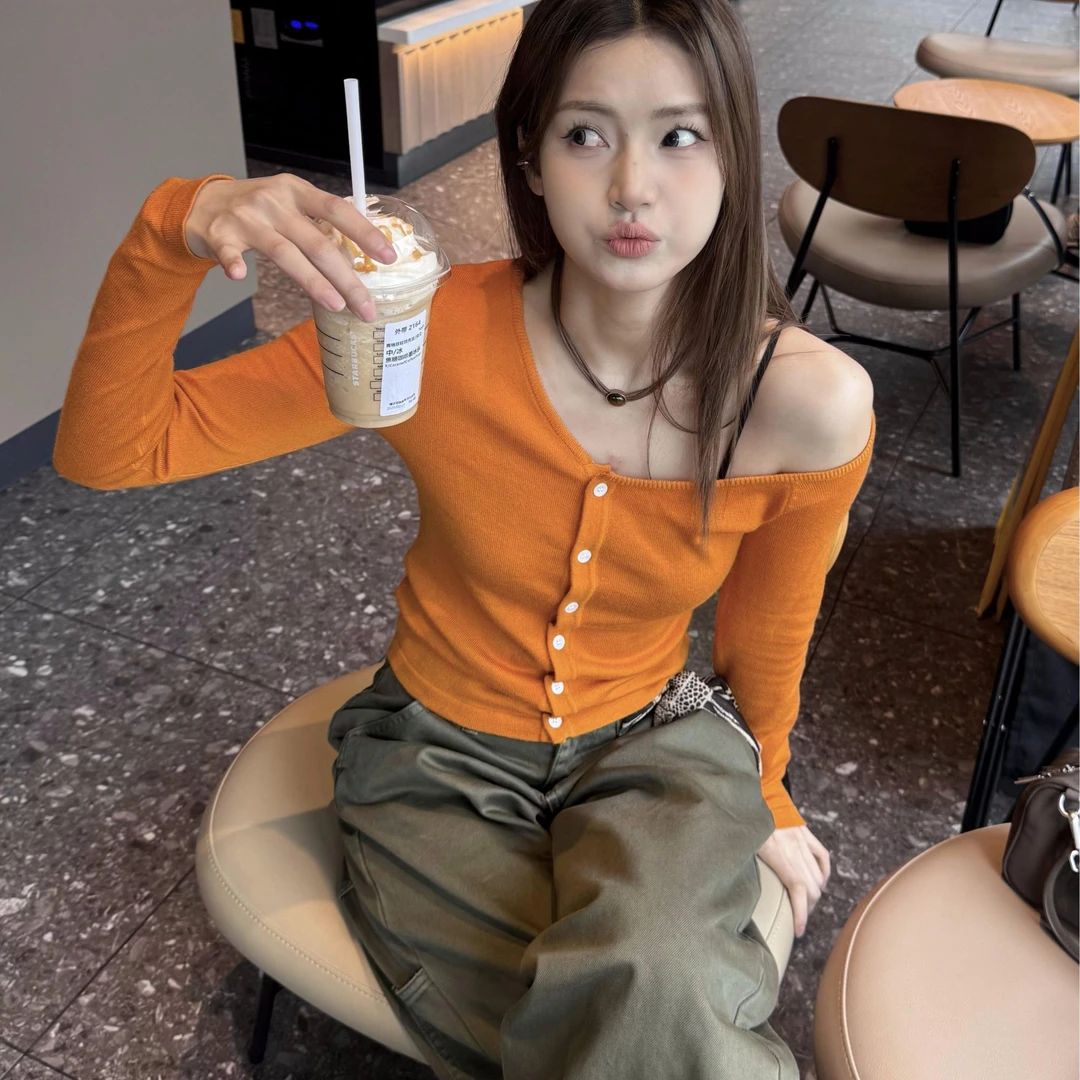 早秋橘色长袖针织开衫女秋季韩系chic别致穿搭小个子单穿露肩上衣