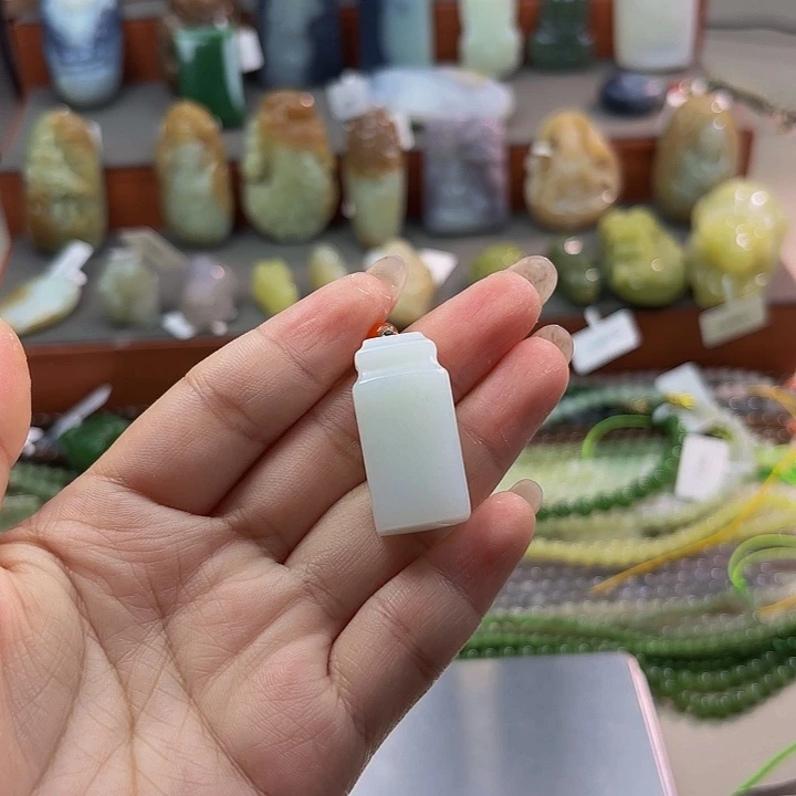 花****和田玉未镶嵌颈饰