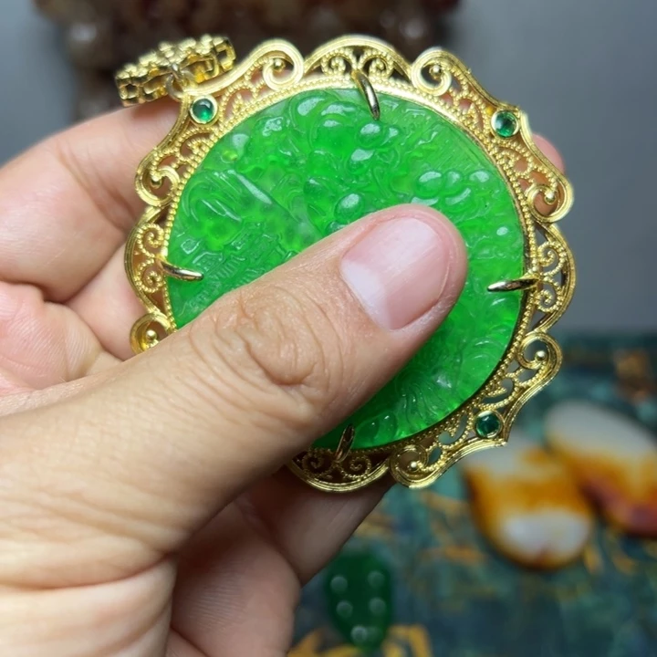 黄色瓷观音型吊坠