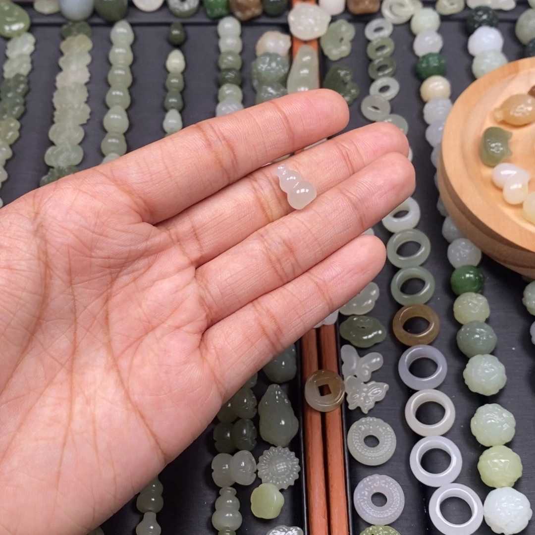 一***人和田玉未镶嵌颈饰