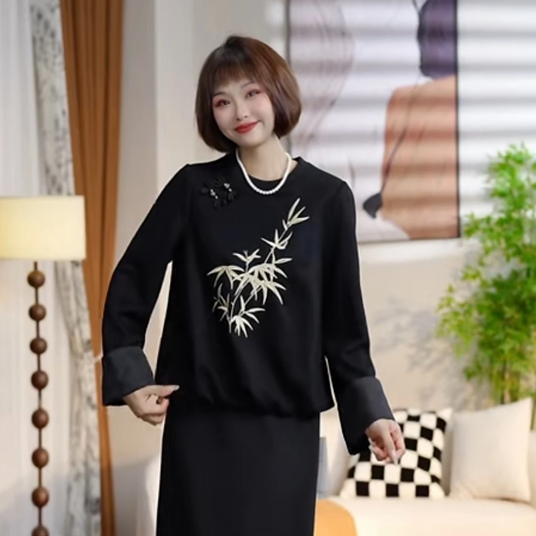 S027春秋时尚气质圆领刺绣卷边袖口国风卫衣 AT