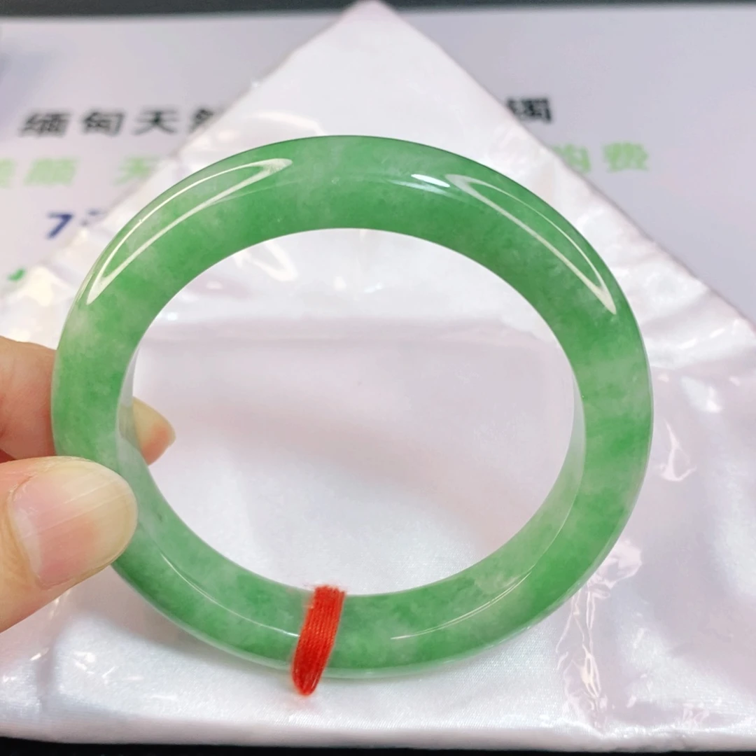 翡翠手镯未镶嵌58圈口正圈