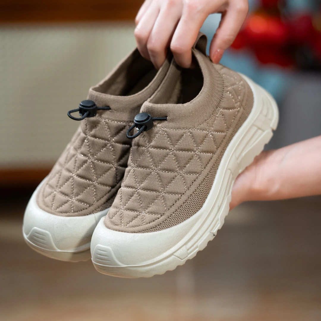 女鞋春季新款软底不累脚一脚蹬妈妈鞋舒适老北京布鞋时尚女士单鞋