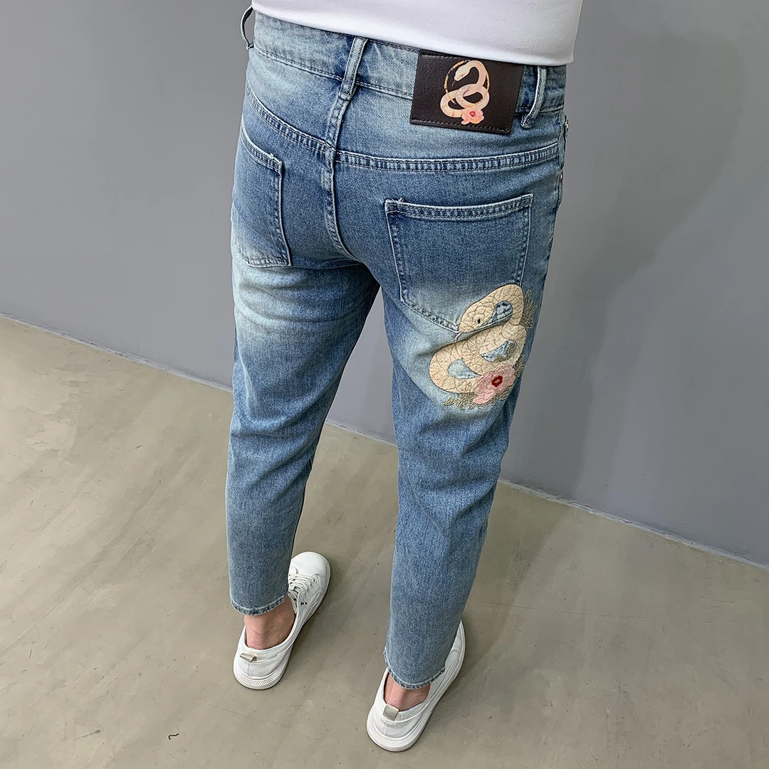 2025蛇形刺绣牛仔裤男新款水洗蓝色九分百搭潮牌修身弹力小脚裤