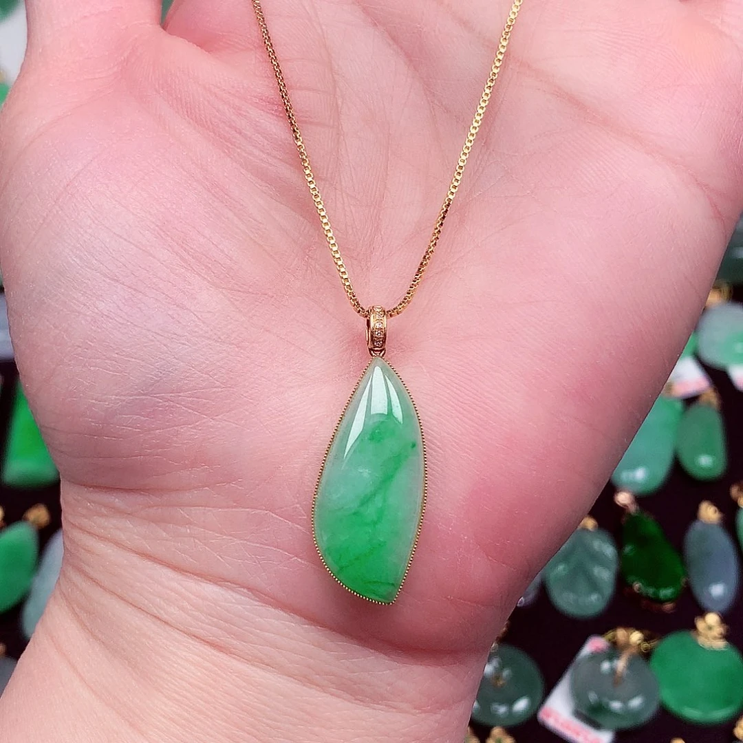 翡翠18K金镶嵌颈饰