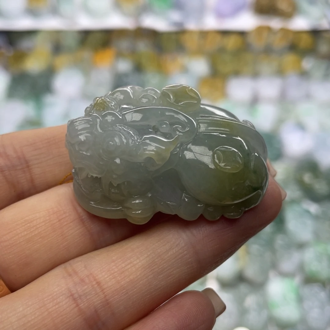 翡翠未镶嵌颈饰貔貅