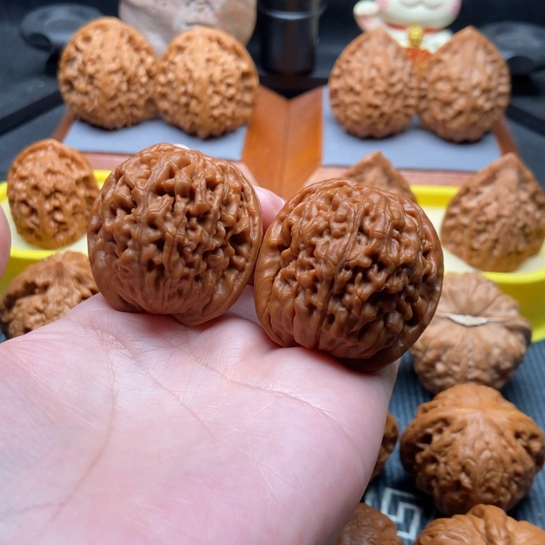 文玩核桃吊坠莲花