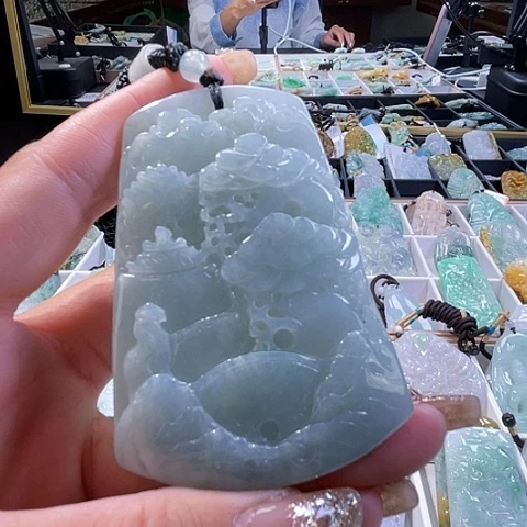 翡翠未镶嵌颈饰一个