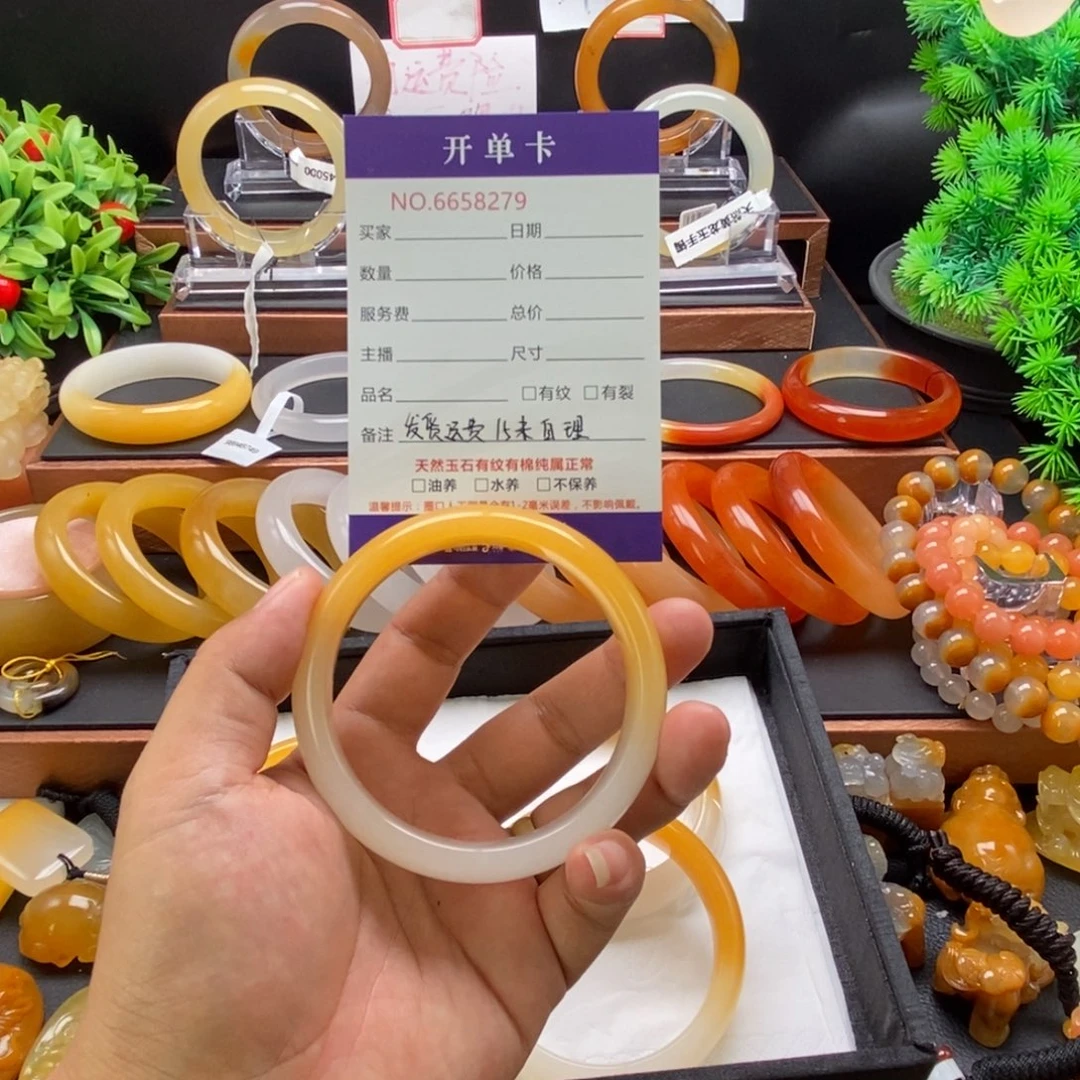 米***运未镶嵌石英质玉（黄龙玉）手镯
