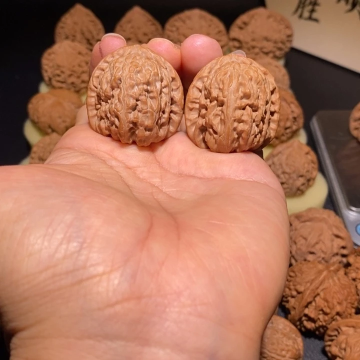 文玩核桃吊坠白狮子34