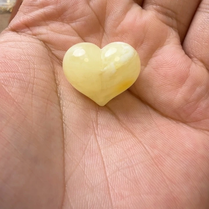 7***u琥珀未镶嵌裸石屁桃