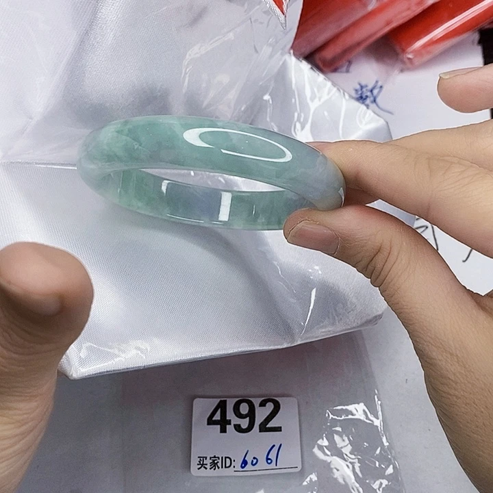 翡翠未镶嵌手镯一图一物实物为准（微瑕处理）