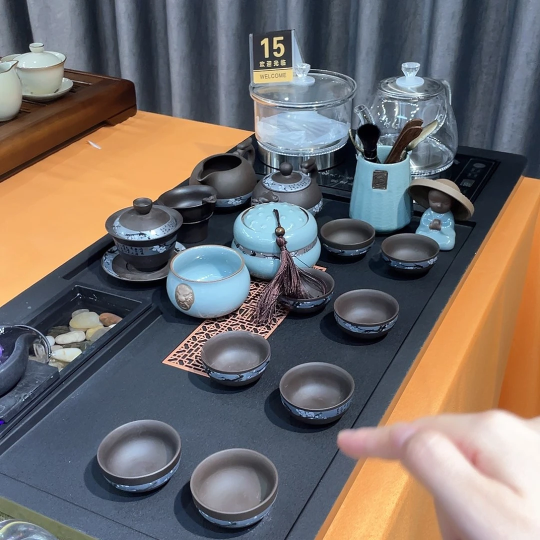 瓷片茶盘里也装的很多水果
