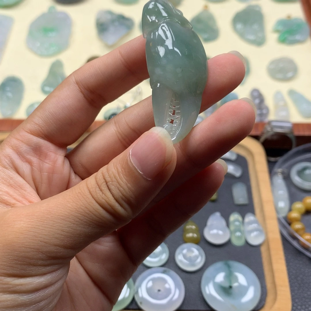 颈饰足金镶嵌翡翠蟹钳