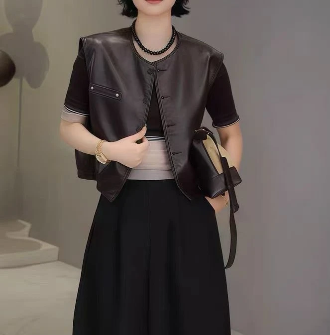 《陈小红服装》韩版皮马夹纽扣时尚女装上衣显瘦钉珠圆领