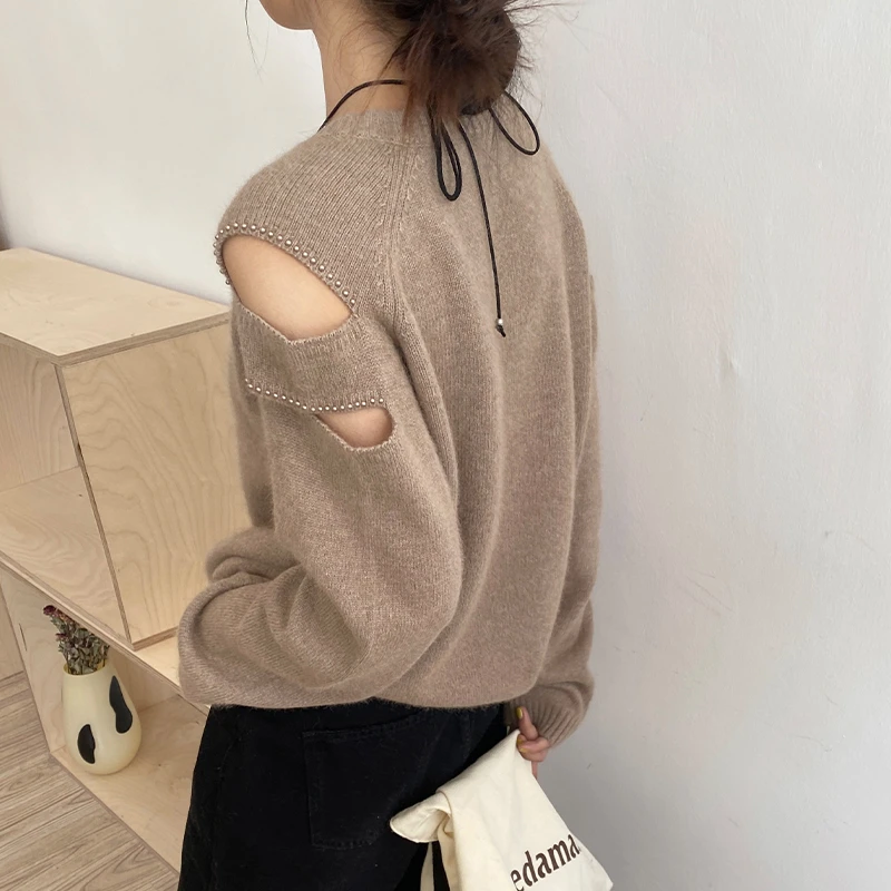 NUMEN BUTTON/灵扣2025春季新款钉珠设计感露肩镂空套头针织衫女