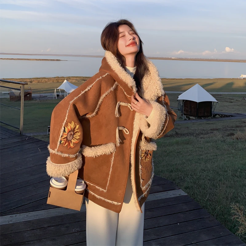 太阳花刺绣皮毛一体羊羔毛连帽外套女2025冬季新款牛角扣保暖棉服