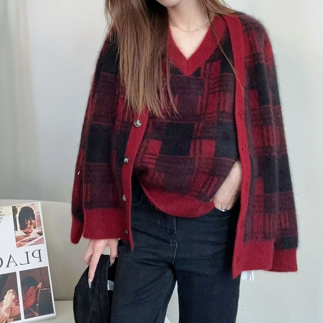 【俩月羊绒】拉绒工艺241929-100羊绒慵懒风红色格子V领针织开衫