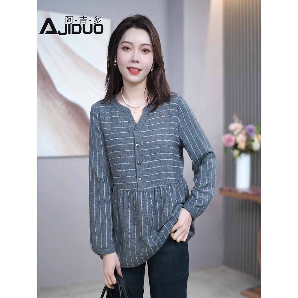 2025年早春新款气质V领显瘦衬衫女上衣时尚洋气百搭女士条纹衬衣