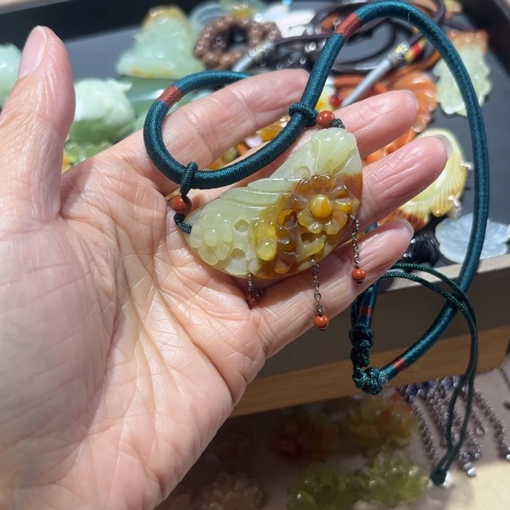 蛇纹石玉未镶嵌挂饰