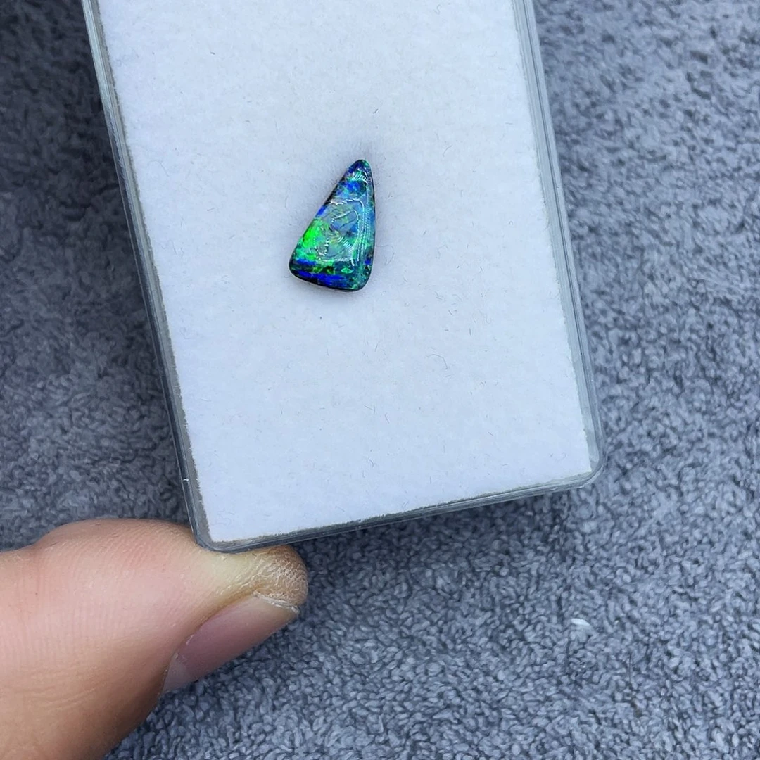 欧泊未镶嵌裸石1.73Ct。