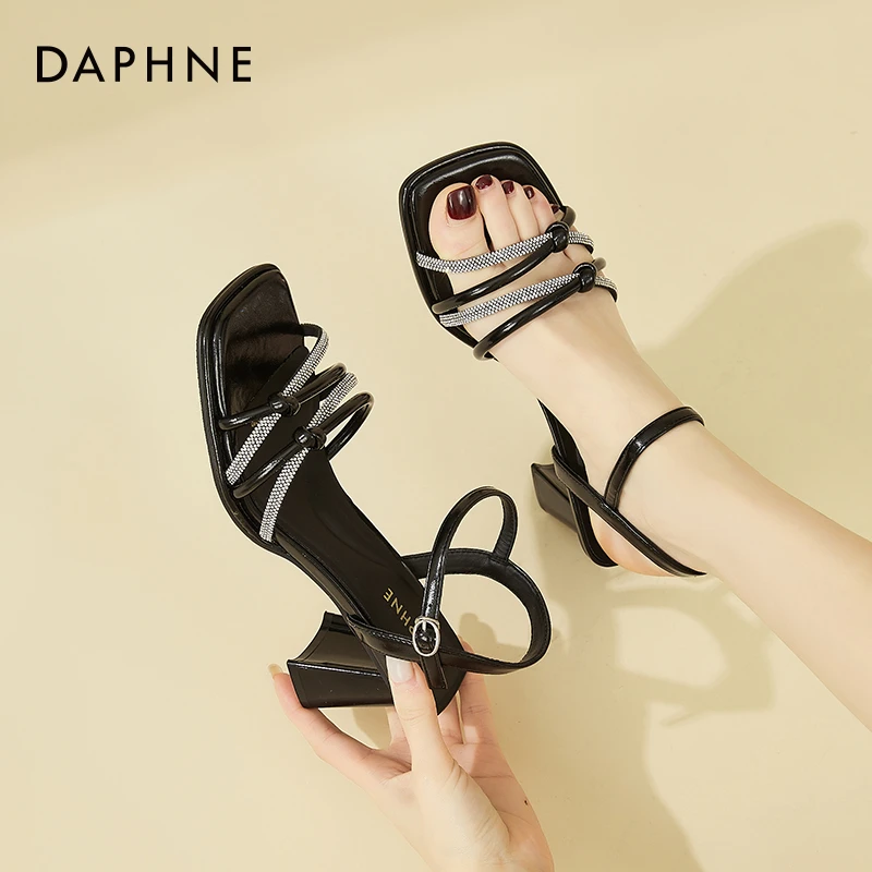 达芙妮方跟高跟凉鞋2025新款爆款时尚水钻一字带女士外出凉鞋露趾