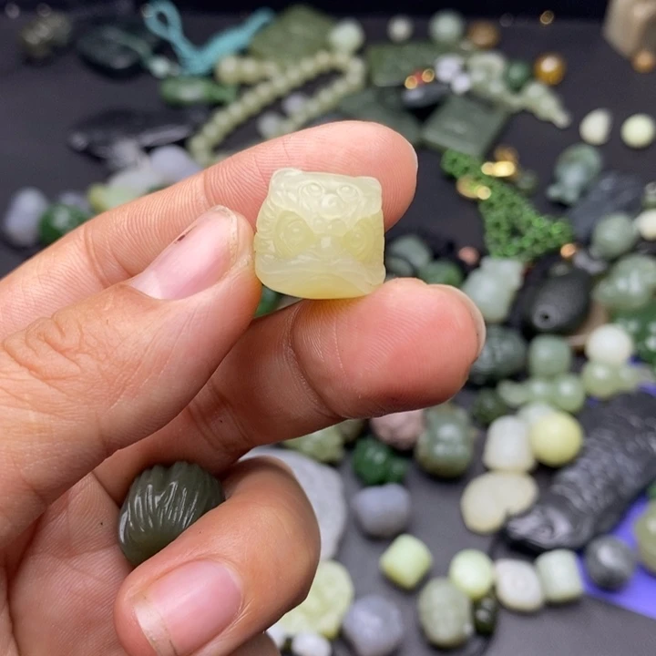 甜***棠和田玉未镶嵌颈饰