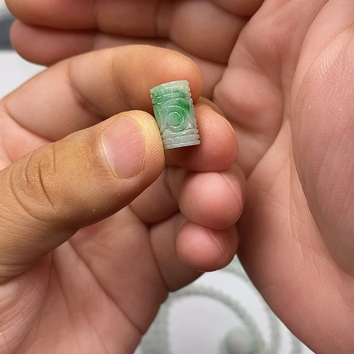 定制翡翠未镶嵌毛货需要精抛光，请慎拍