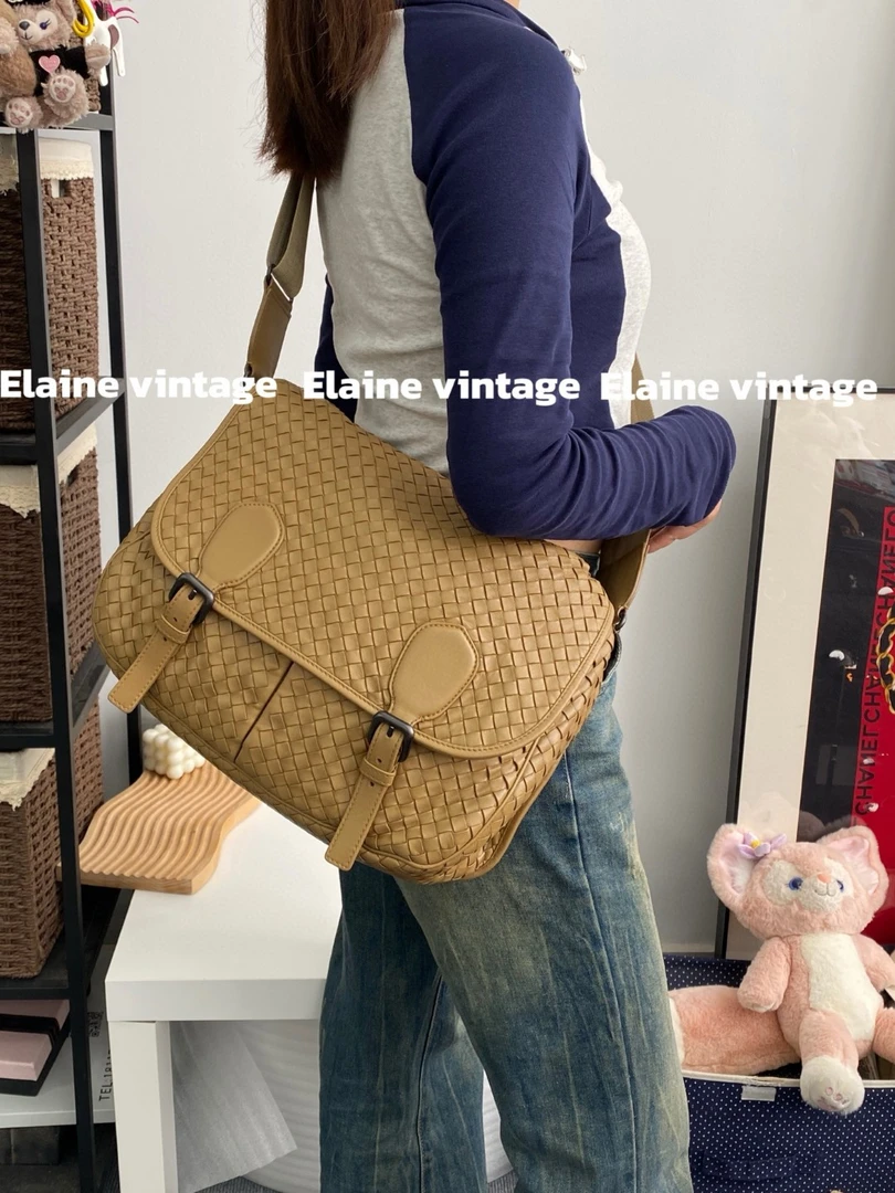 95新 BOTTEGA VENETA/葆蝶家 奶咖色bv编织斜挎邮差包(32cm)