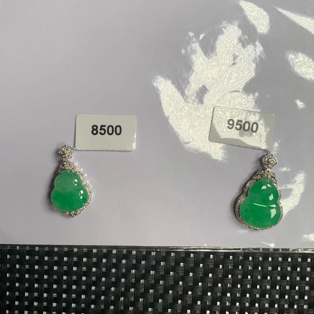 翡翠A货18K金镶嵌葫芦多样性发货，发一件114