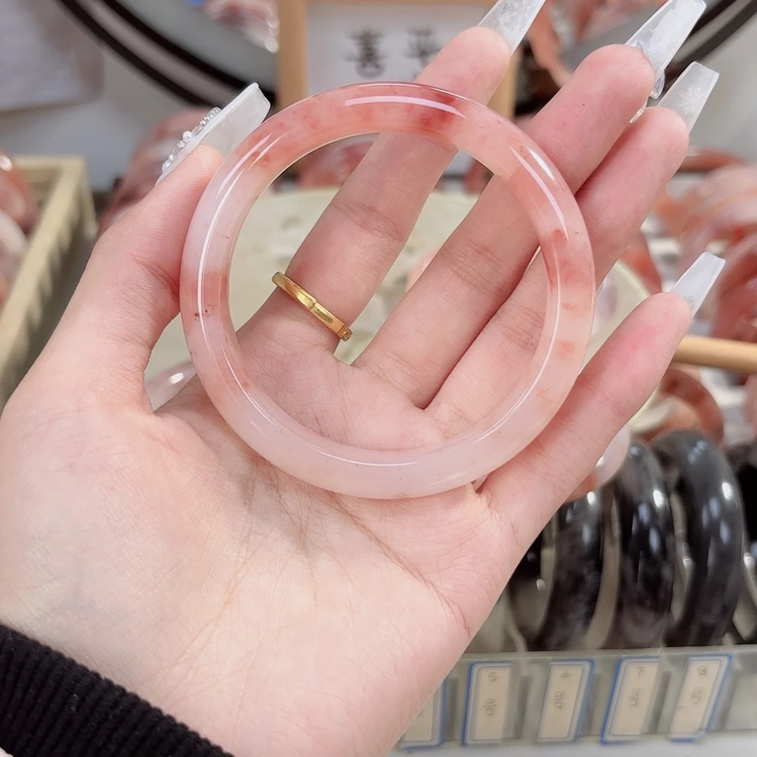 石英质玉手镯未镶嵌月****?