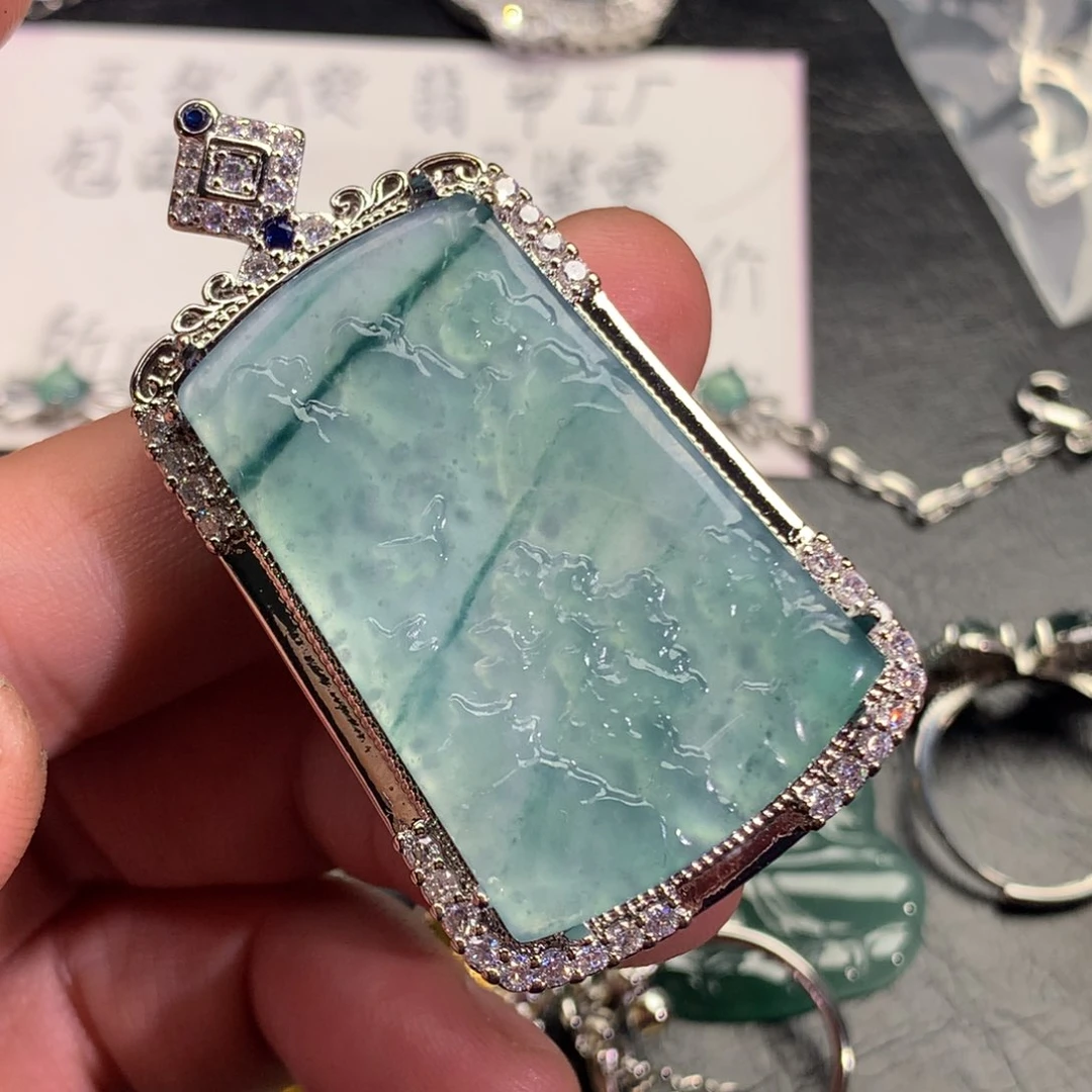 翡翠颈饰未镶嵌山水