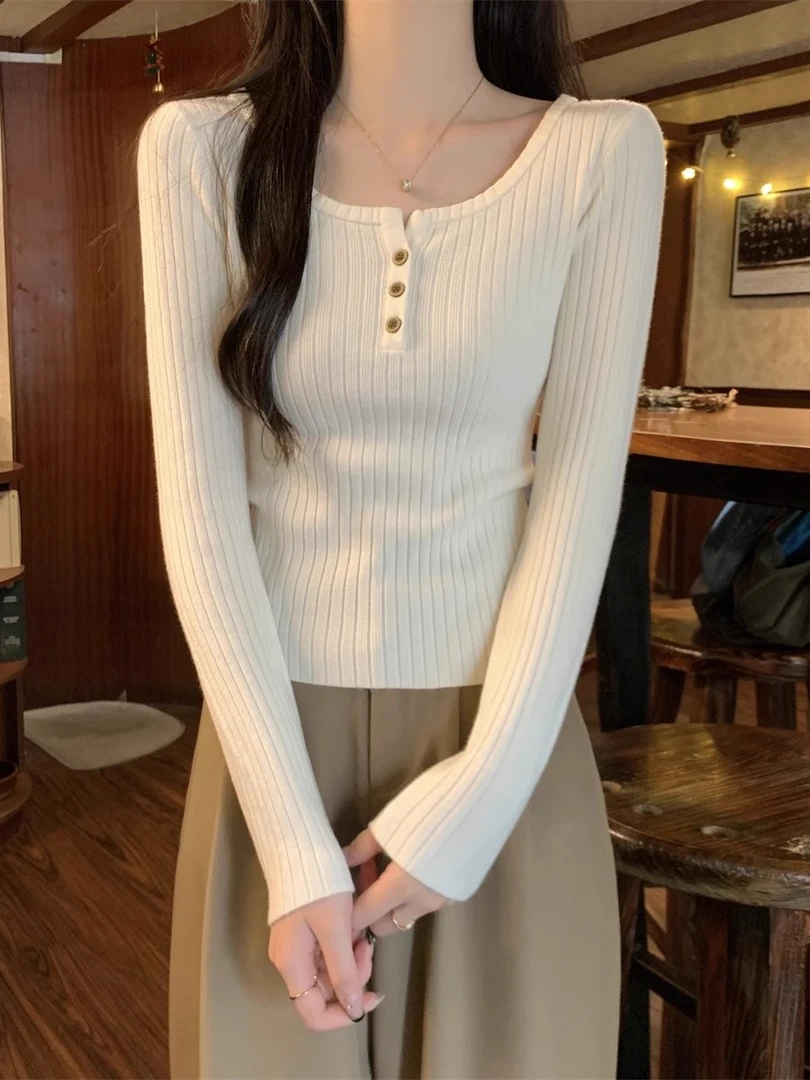 法式方领针织毛衣漏锁骨打底衫女2025秋冬肌理感修身纽扣长袖上衣