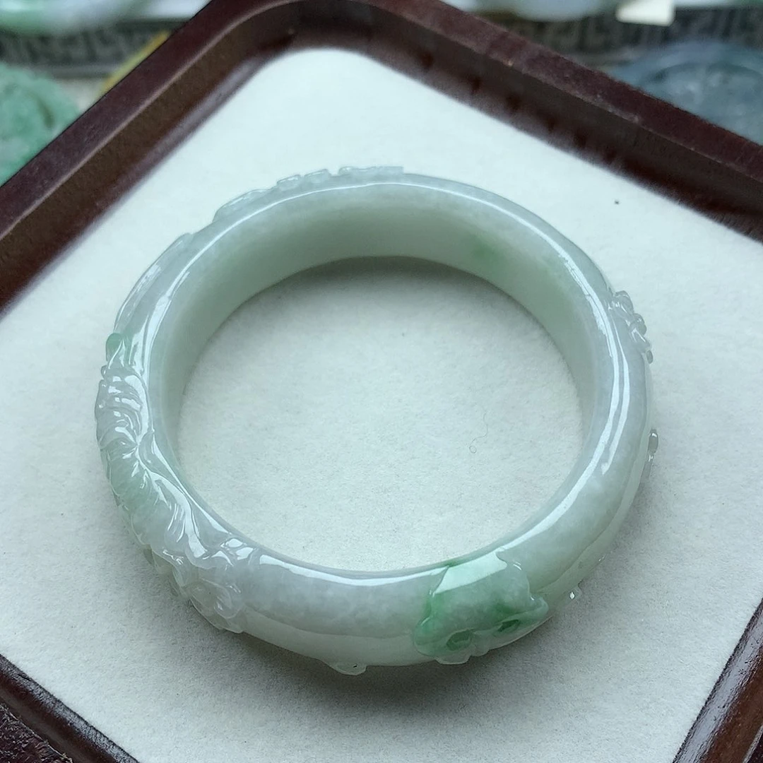 翡翠手镯未镶嵌复古风格