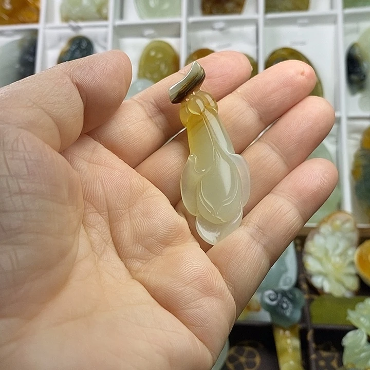 蛇纹石玉未镶嵌颈饰