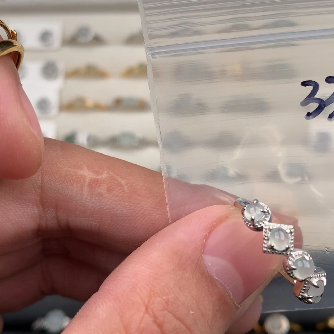 夏***.翡翠银S925镶嵌戒圈336