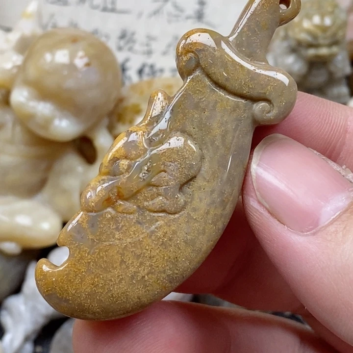 颈饰未镶嵌硅化珊瑚（珊瑚玉）有瑕