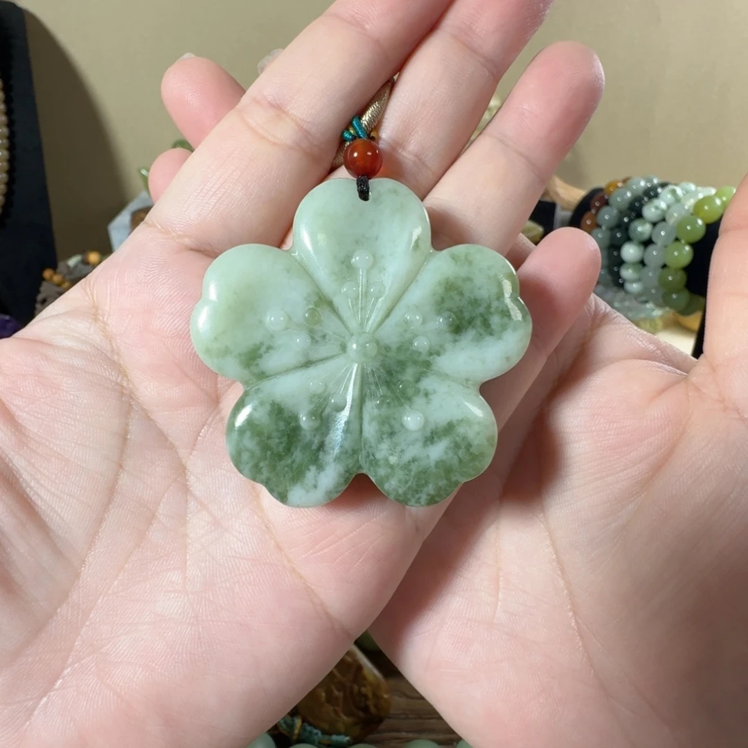 透闪石-蛇纹石玉未镶嵌颈饰