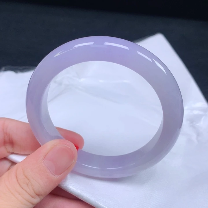 翡翠手镯未镶嵌。