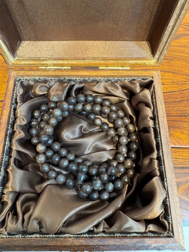 沉香圆珠白奇楠108颗带侧翻盒