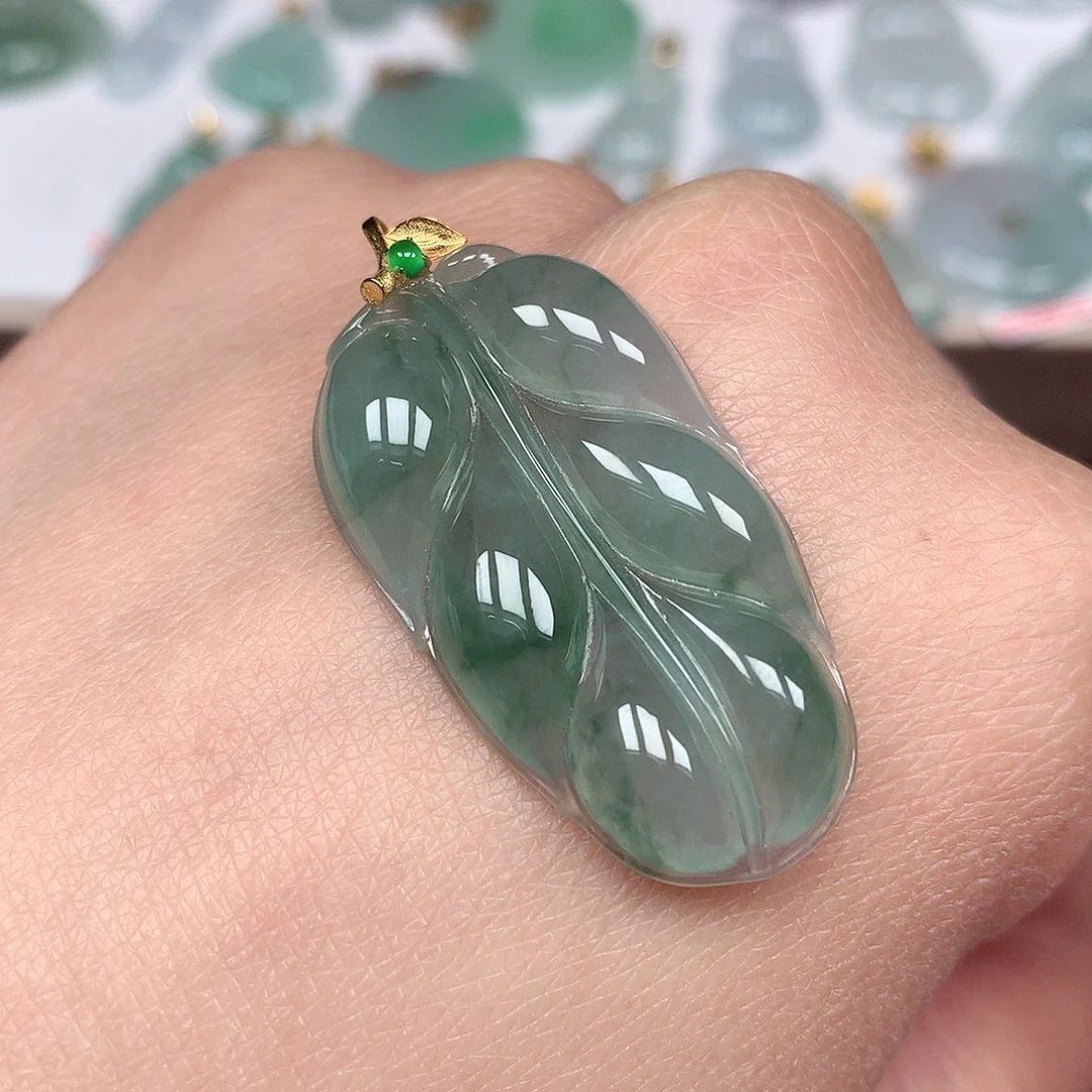 翡翠颈饰未镶嵌叶子