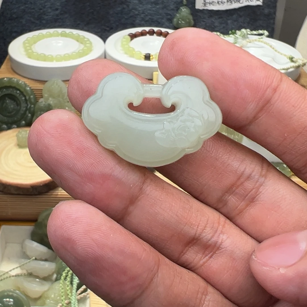 和田玉吊坠(不含链)未镶嵌30mm锁微瑕疵款