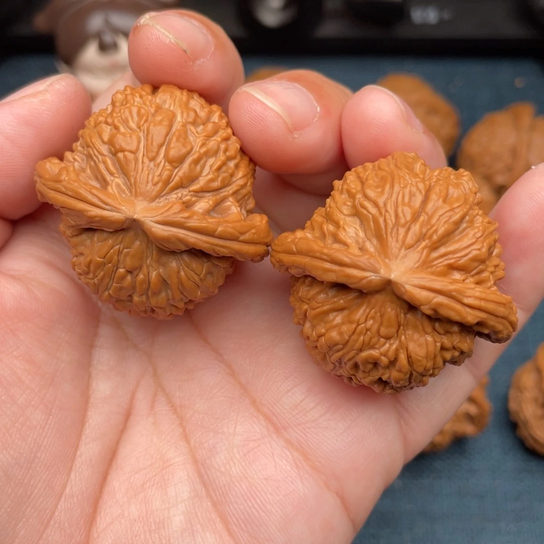 文玩核桃把件全品红皮白狮子40