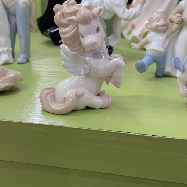 10cm尊匠马瓷偶一个
