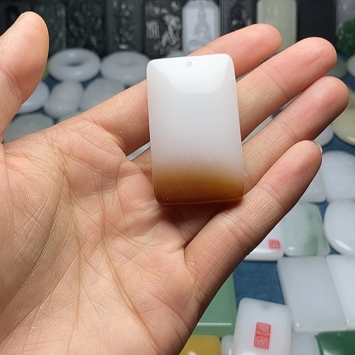 石英质玉（金丝玉）未镶嵌颈饰