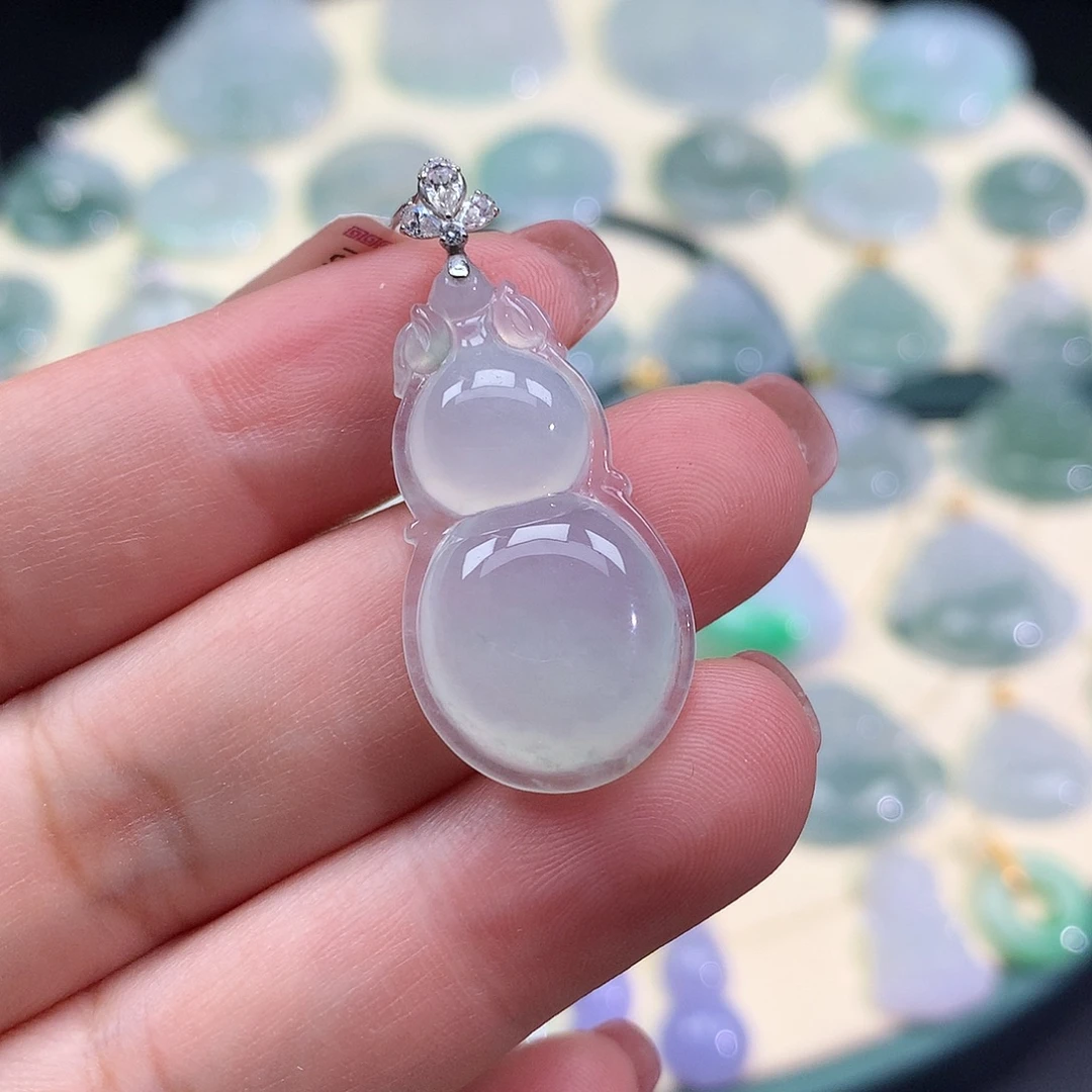 翡翠18K金镶嵌颈饰葫芦