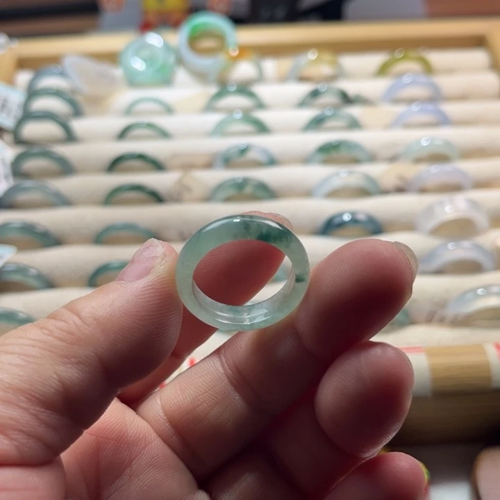 翡翠未镶嵌戒指飘花